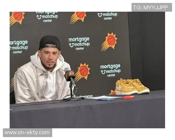 布克赛后手持库里签名鞋款Book1出席采访引发热议